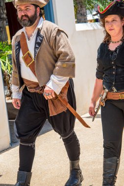 Yeniden sahnelenen oyuncular Floridato 'daki St. Augustine sokaklarında dolaşıyorlar.