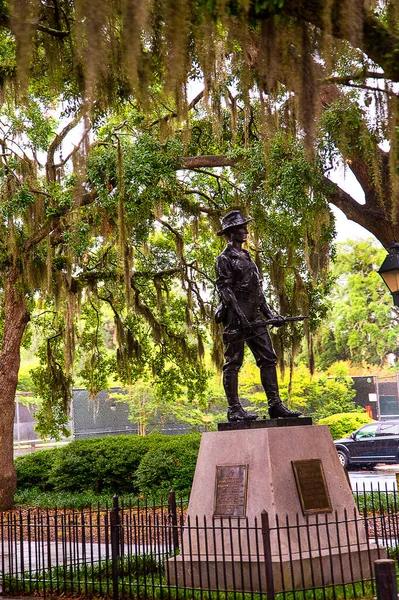 Estatua Soldado Cazador Savannah Georgia Usa Con Árboles Cubiertos Mezquitas — Foto de Stock