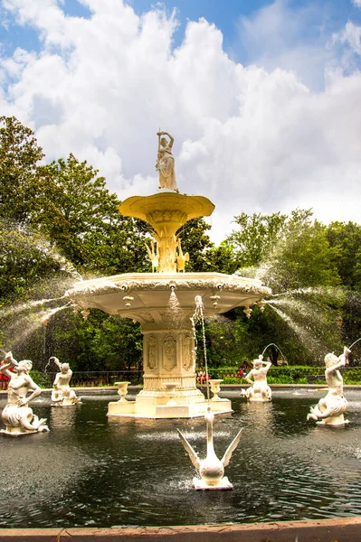 美国佐治亚州萨凡纳福赛思公园的雕像和喷泉很有名 福赛纳公园是佐治亚州美丽的萨凡纳市的一个大的 时尚的绿地 — 图库照片