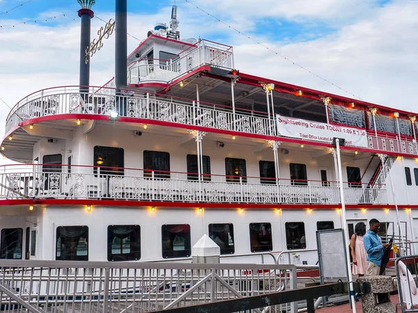古いパドル スティーマー川のボートは今 ジョージア州の米国州でサバンナ川を下るディナークルーズを提供する観光名所として彼らの維持を獲得します — ストック写真
