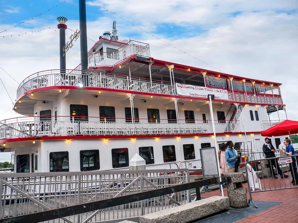 美国佐治亚州萨凡纳的萨凡纳河沿岸的老巴德尔蒸汽河游艇如今成了旅游胜地 为游客们提供晚餐游轮 — 图库照片
