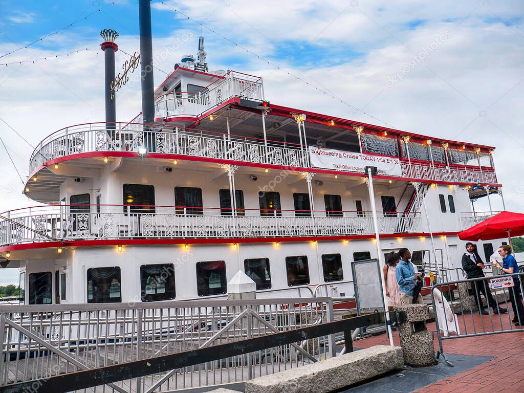Los barcos Old Paddle Steamer River ahora se ganan su sustento como