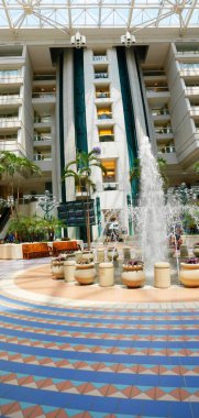 Orlando Florida havaalanı benzersizdir. Binanın içinde fıskiyeler, palmiye ağaçları, oteller ve eğlence merkezleri vardır. 