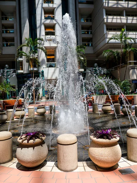 佛罗里达州奥兰多机场是独一无二的 有喷泉 棕榈树 宾馆和大楼内的景点 — 图库照片