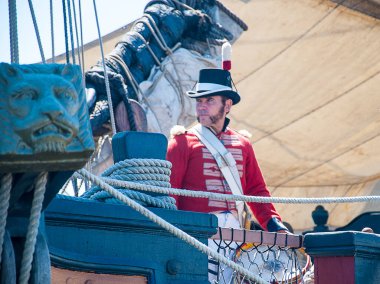 San Diego Kaliforniya Limanı 'ndaki bir yelkenli gemisinde yeniden canlandırma. Bu bir İngiliz Deniz Piyadesi.