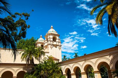 San Diego California 'daki Balboa Park' ta İspanyol Mimarlığı. Park ve tarihi sergi binaları 1977 'de Ulusal Tarihi Kent Bölgesi ilan edildi..