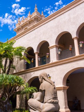 San Diego California 'daki Balboa Park' ta İspanyol Mimarlığı. Park ve tarihi sergi binaları 1977 'de Ulusal Tarihi Kent Bölgesi ilan edildi..