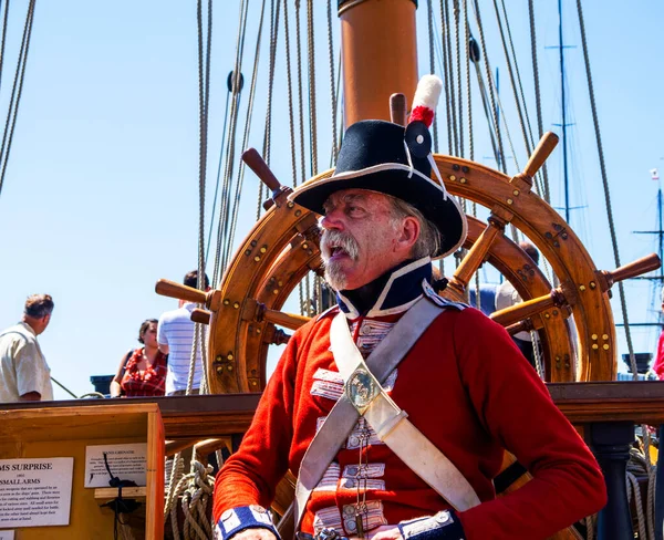 在美国圣迭戈港湾的帆船节 在一艘帆船上重播 这位是英国海军陆战队长 — 图库照片