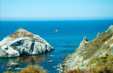 Amerika 'daki Meksika ve Kanada arasındaki vahşi ve güzel Pasifik Sahili. Doğuda Dağlar ve batıda Pasifik Okyanusu ile sınırlıdır. Yol virajlarla, vahşi dalgalarla, sahil uçurumlarıyla ve sıkça sisli kıyı şeridinin manzaralarıyla bilinir.