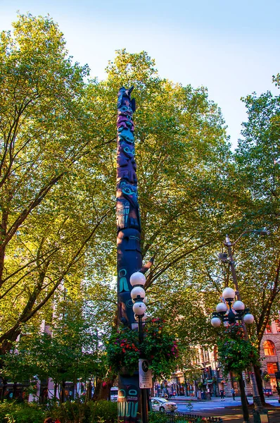 Native American Totem Pole Κοντά Στο Space Needle Στο Σιάτλ — Φωτογραφία Αρχείου