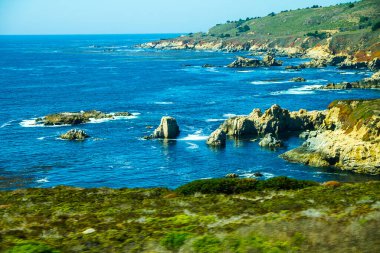 Amerika 'daki Meksika ve Kanada arasındaki vahşi ve güzel Pasifik Sahili. Doğuda Dağlar ve batıda Pasifik Okyanusu ile sınırlıdır. Yol virajlarla, vahşi dalgalarla, sahil uçurumlarıyla ve sıkça sisli kıyı şeridinin manzaralarıyla bilinir.