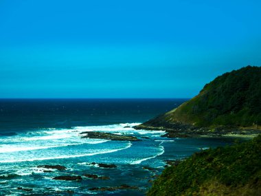 Amerika 'daki Meksika ve Kanada arasındaki vahşi ve güzel Pasifik Sahili. Doğuda Dağlar ve batıda Pasifik Okyanusu ile sınırlıdır. Yol virajlarla, vahşi dalgalarla, sahil uçurumlarıyla ve sıkça sisli kıyı şeridinin manzaralarıyla bilinir.