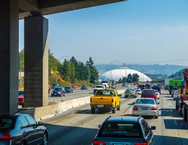 Washington eyaletindeki Seattle şehrine doğru sürerken, Puget Sound üzerindeki Seattle, Klondike Altına Hücumu sırasında Alaska 'ya açılan bir ticaret merkezi ve kapı haline geldi. Şehir 1980 'lerde bir teknoloji merkezi haline geldi..