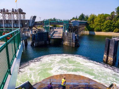 Bainbridge Adası batı Washington eyaletinde küçük bir şehirdir. Seattle 'a feribotla bağlıdır. Feribot limanı Seattle' dan mal ve yolcu taşır. Yakınlarda Cascade Dağları ve Puget Sound manzaralı doğuya bakan bir sahil vardır.. 