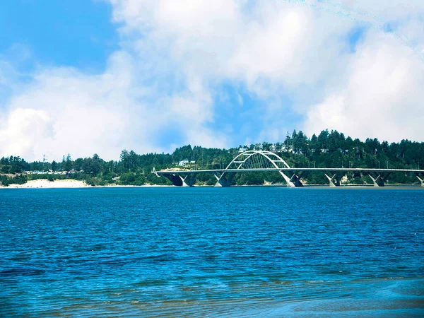 ヤキナ ベイ橋 Yaquina Bay Bridge オレゴン州ニューポートの南にあるヤキナ湾に架かるアーチ橋である この橋は コンデ マクキュローが設計したアメリカ国道101号線とオレゴン コースト — ストック写真