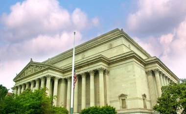Washington, DC 'deki Ulusal Arşivlerin Yunan Faade' i. - Evet. Ulusal Arşiv Binası Rotunda 'da Anayasa, İnsan Hakları Beyannamesi ve Bağımsızlık Bildirgesi sergilenmektedir.