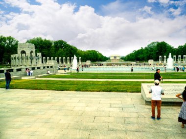 56 sütun ve bir kare ve çeşmeyi çevreleyen küçük zafer kemerlerinden oluşan 2. Dünya Savaşı anıtı, Washington, D.C. 'de Yansıyan Havuz' un doğu ucundaki Ulusal AVM 'de yer almaktadır.