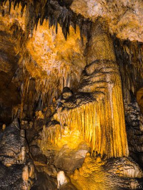Virginia 'daki Fabulous Luray Mağaraları. Milyonlarca ziyaretçi Luray Mağaralarını Doğu Amerika 'nın en popüler mağaraları haline getirdi.