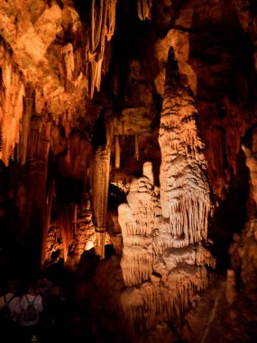 Virginia 'daki Fabulous Luray Mağaraları. Milyonlarca ziyaretçi Luray Mağaralarını Doğu Amerika 'nın en popüler mağaraları haline getirdi.