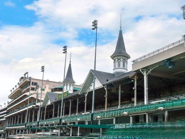 Louisville, Kentucky 'deki Churchill Downs. Burası her yıl Kentucky Derbisi 'ne ev sahipliği yapmasıyla ünlü bir safkan yarış pisti. 1875 'te resmen açıldı ve aynı yıl ilk Kentucky Derbisi ve ilk Kentucky Oaks' u düzenledi.. 
