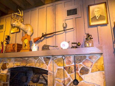 Blue Ridge Dağları 'nın çevresindeki kafede hatıra eşyaları. Amerika 'da pek çok restoran ve kafe böyle vitrinlere sahiptir. Restoranlara ve turistlere ev yapımı atmosfer ve ilgi kazandırır.