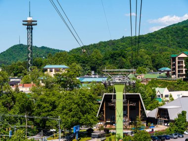 Gatlinburg, Birleşik Devletler 'in Tennessee eyaletinin Sevier İlçesi' nde bir dağ kentidir. Knoxville 'in 39 mil güneydoğusundadır. Bu parlak, esintili ve hareketli şehir, Büyük Smoky Dağları Ulusal Parkı sınırında yer alan popüler bir tatil beldesidir. 