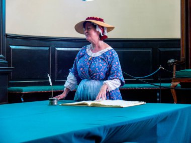 Koloni Williamsburg 'daki Valilik Sarayı ilk Avrupalı yerleşimcilerin Virginia' daki ilk kolonilerini kurdukları yer. Yeniden sahnelenen oyuncular turistlere şehrin hikayesini ve tarihini anlatıyor