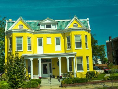 Potomac Nehri 'nde Washington, DC, Alexandria' nın gözü önünde VA, zengin tarihi ve 18. ve 19. yüzyıl mimarisi ile güzel bir şekilde korunmuş bir ülke olarak tanınıyor.