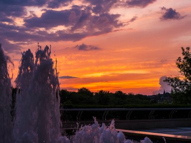 Washington DC 'deki John F. Kennedy Sanat Merkezi' nde Potomac Nehri üzerinde gün batımı