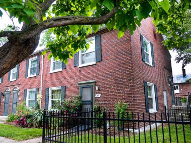 Potomac Nehri 'nde Washington, DC, Alexandria' nın gözü önünde VA, zengin tarihi ve 18. ve 19. yüzyıl mimarisi ile güzel bir şekilde korunmuş bir ülke olarak tanınıyor.