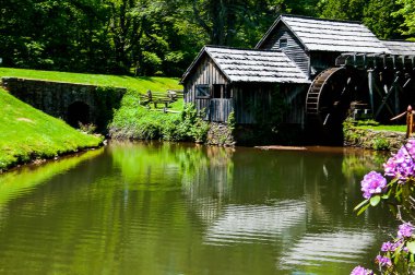 Mabry Mill, Virginia 'daki Blue Ridge Parkway' de tahıl öğüten bir değirmendi. Şu anda bir tekstil ve müze ve burası Amerika 'nın en çok fotoğraflanan yerlerinden biri. Ama bu zamansız yerin basitliği ve sakinliği beni çok etkiledi.