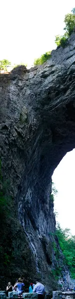 弗吉尼亚洛克布里奇县的自然桥 Natural Bridge 曾为托马斯 杰斐逊所有 是塞达河流域的一个地质结构 — 图库照片