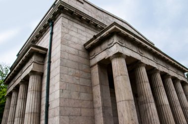 Abraham Lincoln 'ün Kentucky' de doğduğu orijinal Log Cabin 'i kapsayan bina.