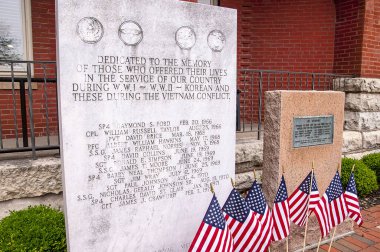 Bardstown Kentucky 'deki savaş anıtı dünya çapındaki birçok çatışmanın çöküşüne