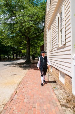 Yeniden sahnelenen oyuncular tarihi canlı olarak ilk Avrupalı yerleşimcilerin Virginia 'daki ilk kolonilerini kurdukları Williamsburg' a taşıdılar.