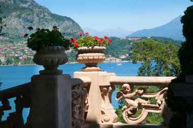 Kuzey İtalya 'daki Como Gölü' nde Villa del Balbianello. Bu villa 1700 'lerde Göldeki romantik bir yarımadada inşa edilmiş. Kardinalin yazlık evi olarak.. 