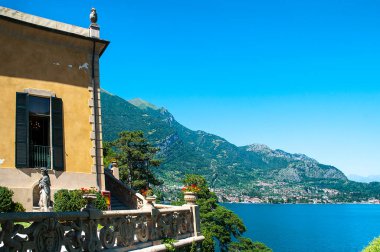 Kuzey İtalya 'daki Como Gölü' nde Villa del Balbianello. Bu villa 1700 'lerde Göldeki romantik bir yarımadada inşa edilmiş. Kardinalin yazlık evi olarak.. 