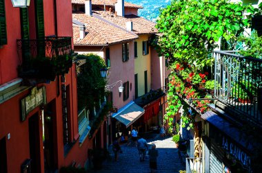 Como Gölü 'nün İncisi olarak adlandırılan Bellagio, Como Gölü' nde yer alan bir kasabadır. Dik caddesi trafikten temizdir ve sıcak İtalyan yazında gölgeli bir manzaraya sahiptir.