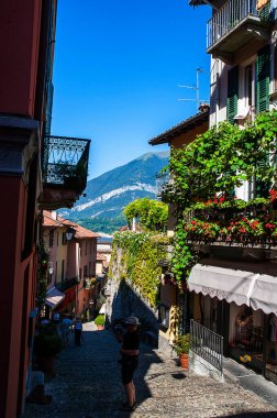 Como Gölü 'nün İncisi olarak adlandırılan Bellagio, Como Gölü' nde yer alan bir kasabadır. Dik caddesi trafikten temizdir ve sıcak İtalyan yazında gölgeli bir manzaraya sahiptir.