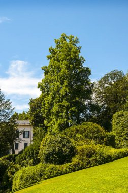 Kuzey İtalya 'daki Como Gölü' nün kıyısındaki Villa Carlotta 'nın muhteşem bahçesi ve binaları. Doğanın ve sanatın mükemmel bir uyum içinde olduğu nadir güzelliklerin olduğu bir yer.