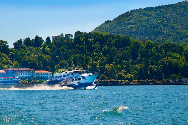 Ferries Prennent Les Visiteurs Partout Dans Lac Côme Les Vues — Photo
