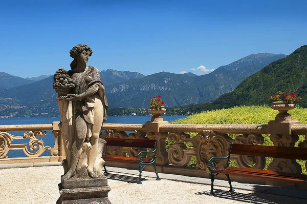 Kuzey İtalya 'daki Como Gölü' nde Villa del Balbianello. Bu villa 1700 'lerde Göldeki romantik bir yarımadada inşa edilmiş. Kardinalin yazlık evi olarak.. 