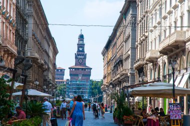 Milano 'nun işlek caddeleri İtalya' nın Lombardiya ovalarında yer alan en büyük şehirlerinden biridir. Milano 'nun başkentidir.. 