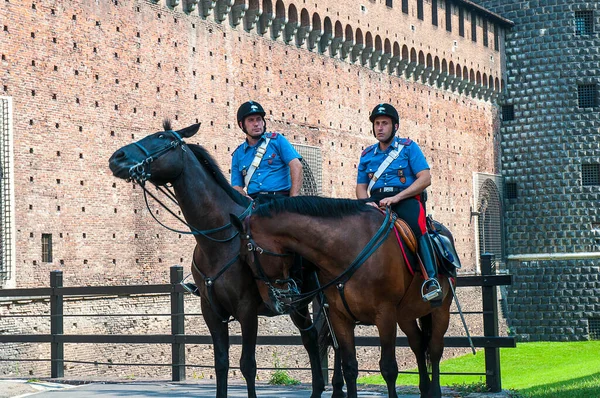 Polizia Cavallo Presso Magnifico Castello Sforzesco Milano — Foto Stock