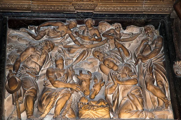 Řezby Sochy Nádherné Katedrále Miláně Itálii Gotická Katedrála Trvala Téměř — Stock fotografie