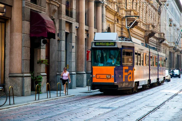 Milano 'nun işlek caddeleri İtalya' nın Lombardiya ovalarında yer alan en büyük şehirlerinden biridir. Milano 'nun başkentidir.. 
