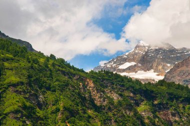 Tiran 'daki Bernina Ekspres treninden İsviçre' deki St. Moritz 'e kadar uzanan İsviçre dağları Matterhorn' un etrafındaki dağlara tırmanıyor, muhteşem dağ zirveleri ve her dönemeçte sürprizlerle dolu derin vadilerle dolu bir yolculuk.