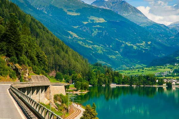 イタリアとスイスのアルプスの間の道路脇の山と湖 これは聖モリッツとコモ湖の間のコーチの前の席から撮影した画像です — ストック写真