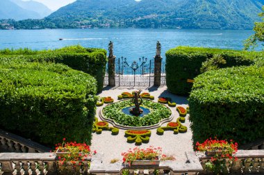 Kuzey İtalya 'daki Como Gölü manzarası. Gölün kıyısındaki Villa Carlotta' nın büyüleyici bahçelerinden.