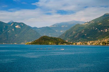 Como Gölü ve dağları en büyüleyici ve en güzel yerdir. Bankalar muhteşem otel ve villalarla doludur ve manzara nefes kesicidir. Gölün aşağısındaki manzara seni asla terk etmez ve hayatının geri kalanında senin bir parçan olurlar.
